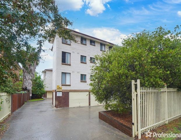 WELL PRESENTED TWO BEDROOM UNIT IN THE HEART OF LIVERPOOL! - Photo 1