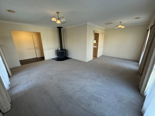 3 BEDROOM HOUSE IN SOUTH SHEPPARTON - Photo 1