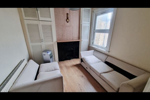 1 Bed Flat, Brook Road South, TW8 - Photo 1