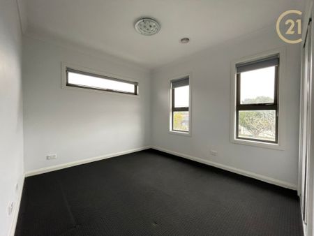 Beautiful, Modern & Spacious Townhouse! - Photo 4