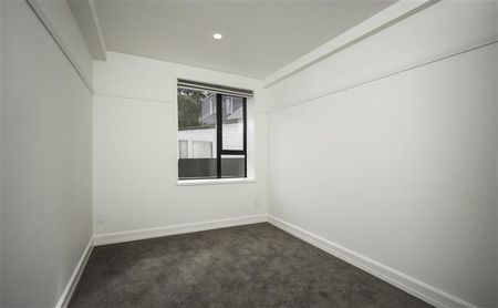 WATERFRONT APARTMENT - 2 BEDROOM - REAR GROUND FLOOR - Photo 4