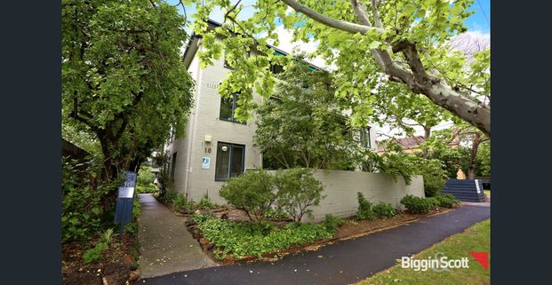Spacious Top-Floor Apartment in Prime Location - Photo 1