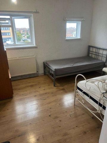 Clare Road, Stanwell, Middlesex, TW19 - Photo 3