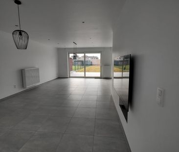Ruime woning met drie slaapkamers, tuin en garage. - Photo 2