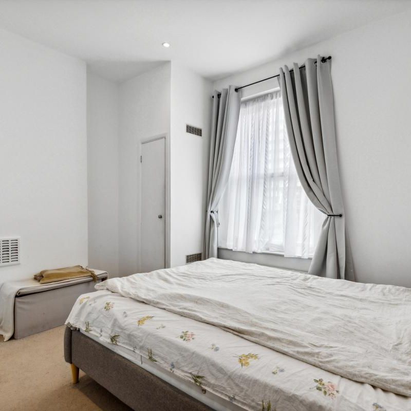 2 bedroom flat in London - Photo 1