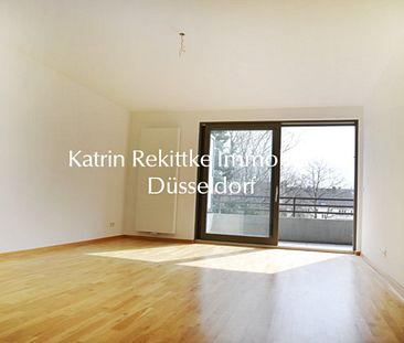 BEZAUBERNDE WOHNUNG MIT TOP AUSSTATTUNG, GROßEM SÜDBALKON, EINBAUKÜCHE UND PARKPLATZ - Foto 1