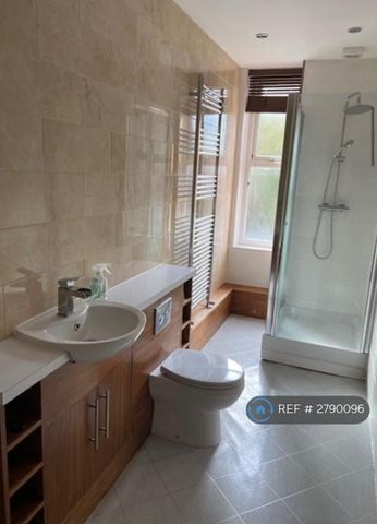 3 bedroom flat to rent - Photo 4