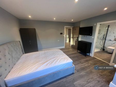 1 bedroom in a house share to rent - Photo 3
