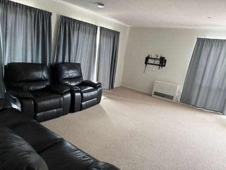 Modern 4 Bedroom Home – Walk to The Plaza - Photo 2