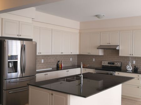 For Lease - 37 Ladder Crescent, East Gwillimbury, Ontario - Photo 2