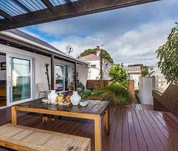 Sunny Mt Vic cottage with garden and views - Photo 1