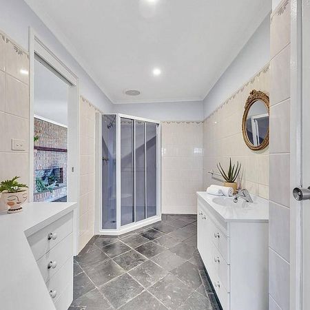 4 Bedroom Lakefront Home - Photo 4