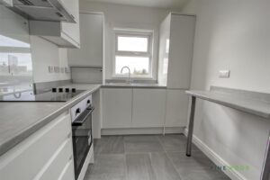 2 BEDROOM Flat - First Floor - Photo 3