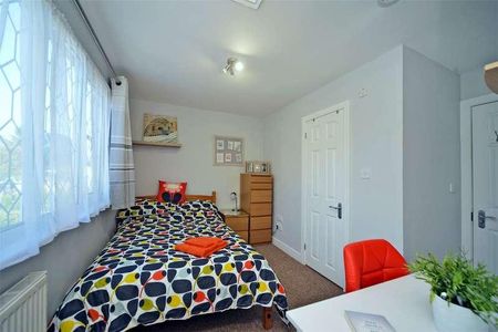 Wingfield Close, New Haw, Addlestone, Surrey, KT15 - Photo 4