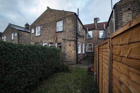 2 bedroom flat to rent - Photo 2