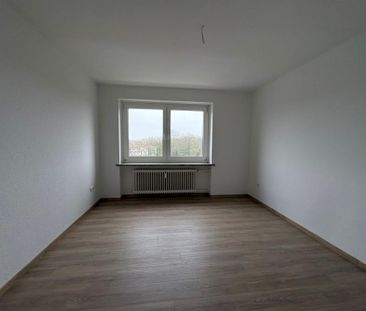 Modernisierte 4-ZKB-Balkonwohnung im Hochhaus in Heppens zu vermieten! - Photo 2