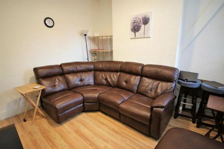 5 bedroom private hall to rent - Photo 2