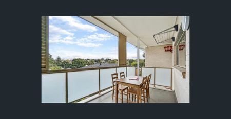 Walk to Light Rail and Local Shops! Prime Location! Floorboards throughout! - Photo 2