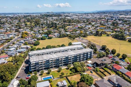 Two Bedroom Two Bathroom Apartment - Plus Carpark - Photo 4