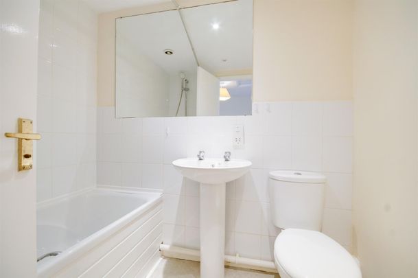 A 2 Bedroom House - Mid Terrace in Up Hatherley GL51 3WH - Photo 1
