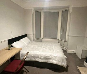 4 bedroom house of multiple occupation to rent - Photo 1