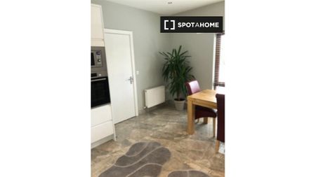 Spacious room in 3-bedroom apartment, Blanchardstown, Dublin - Photo 4