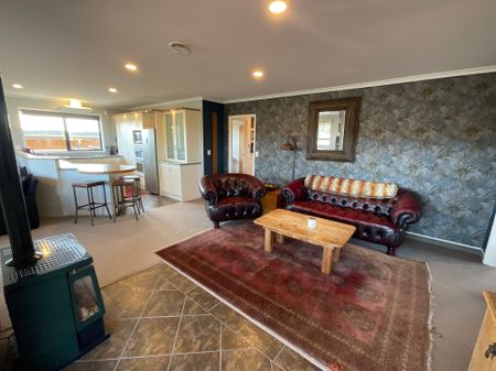 THREE BEDROOM, FULLY FURNISHED, CENTRAL LIVING - Photo 4