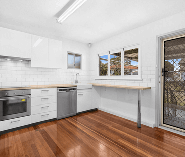 Comfortable family living on a quiet street! - Photo 2