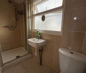 self contained studio flat in barking-£1100 inclusive bills - Photo 2