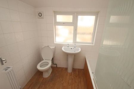 2 bedroom maisonette to rent - Photo 2
