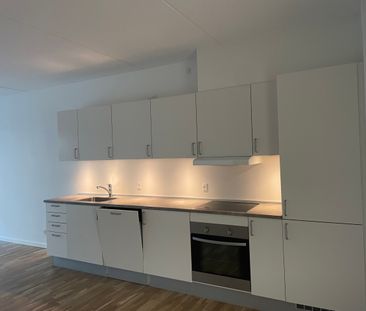 Moderne 4-værelses lejlighed med lækker beliggenhed - Photo 3