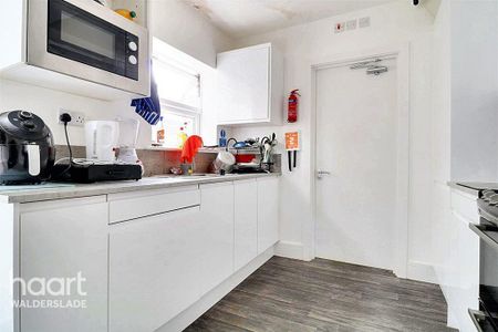 1 bedroom in a house share to rent - Photo 2