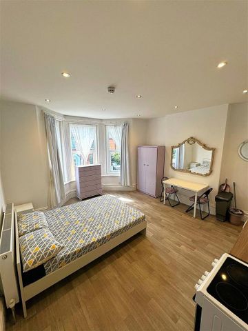 Studio to rent - Photo 2