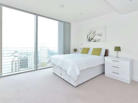 A luxury interior designed three bedroom apartment situated on the thirty seventh floor, over looking Canary Wharf. - Photo 3