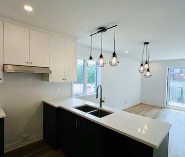 Beautiful Two-Storey 5½ Apartment in a Triplex for Rent in Longueuil! - Photo 3