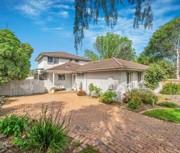 Large Renovated Five Bedroom Family Home - Photo 3