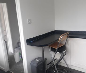 2 Bed Flat, Bath Road, RG1 - Photo 6