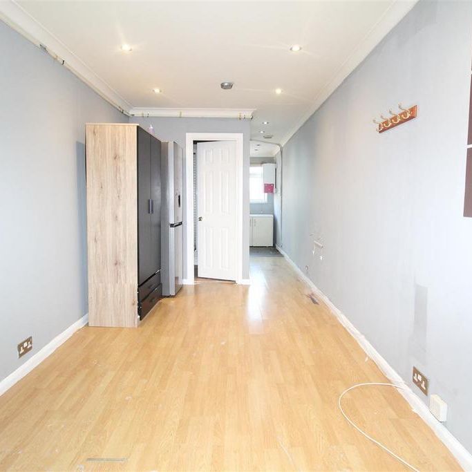 4 bedroom end of terrace house to rent - Photo 1