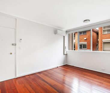 CLASSIC 1 BEDROOM APARTMENT IN THE HEART OF ESSENDON - Photo 4