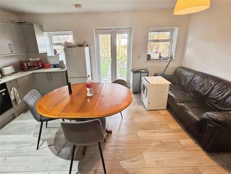 1 bedroom in a house share to rent - Photo 4