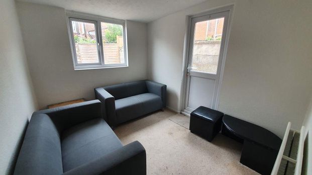 4 bedroom private hall to rent - Photo 1