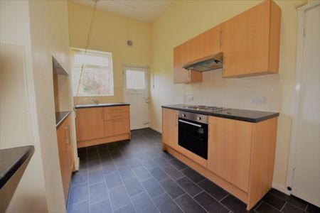 3 bedroom Flat in Otley Road, Leeds - Photo 2