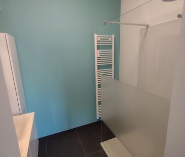 Recent vernieuwd, 2 slaapkamer appartement met garage. - Photo 1