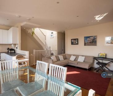 3 bedroom flat to rent - Photo 3