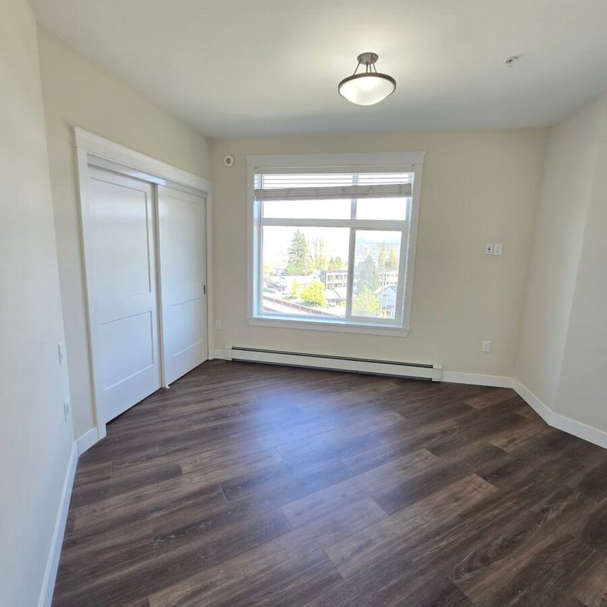 Modern Condo Near King George - Photo 1