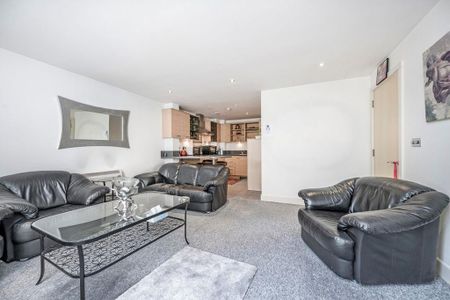 2 bedroom flat to rent - Photo 2