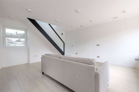 A fully refurnished and immaculately presented two bedroom mews house located on Carlton Terrace Mews. - Photo 2