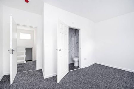 5 bedroom flat to rent - Photo 4
