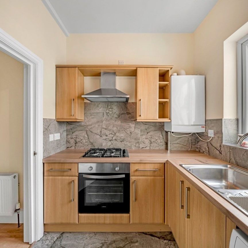 2 Bed Flat, Cranbrook Road, IG2 - Photo 1