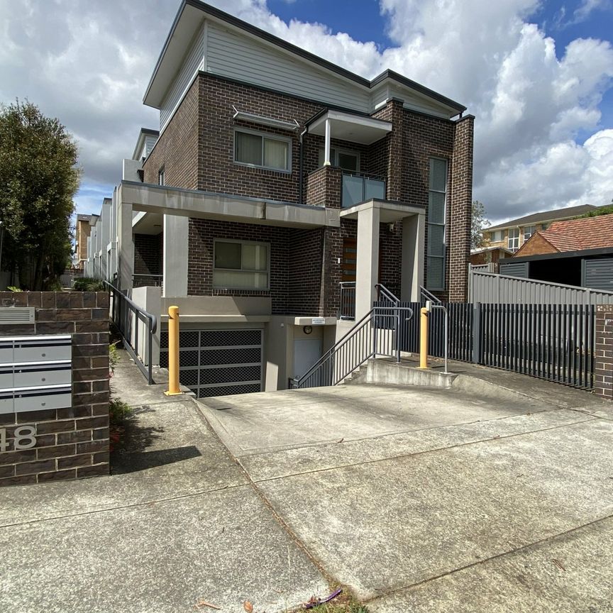 Modern 3 Bedtoom Townhouse! - Photo 1